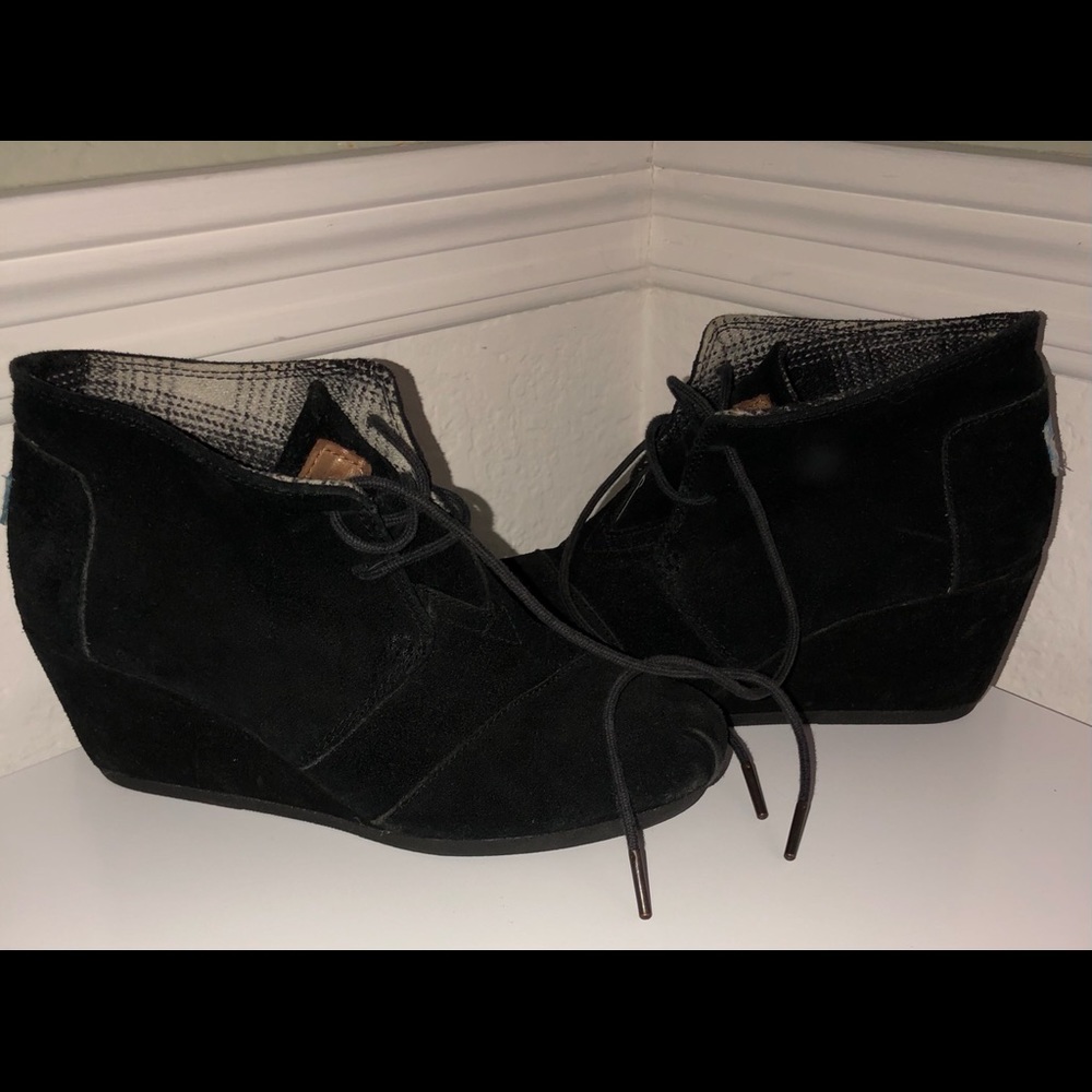 TOMS black wedge tie up $9
